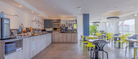 Frukostbuffé varje dag (EUR 14 per person)