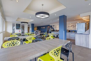 每日供应自助式早餐（每人 EUR 14）