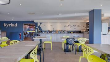 Petit déjeuner buffet (14 EUR par personne)