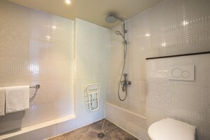 Habitación, 1 cama doble (Next Generation) | Baño accesible en silla de ruedas