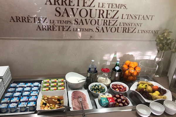 Daily buffet breakfast for a fee