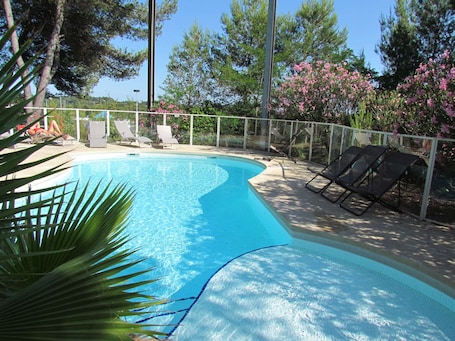 Outdoor pool, pool loungers. Kyriad Montpellier NORD - Parc Euromédecine
