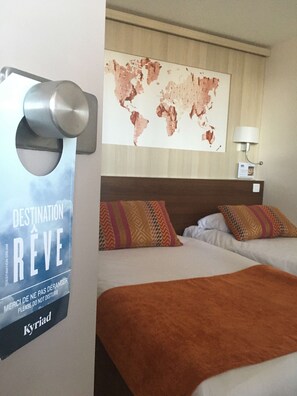 Standaard kamer, 2 eenpersoonsbedden | Een bureau, een laptopwerkplek, verduisterende gordijnen