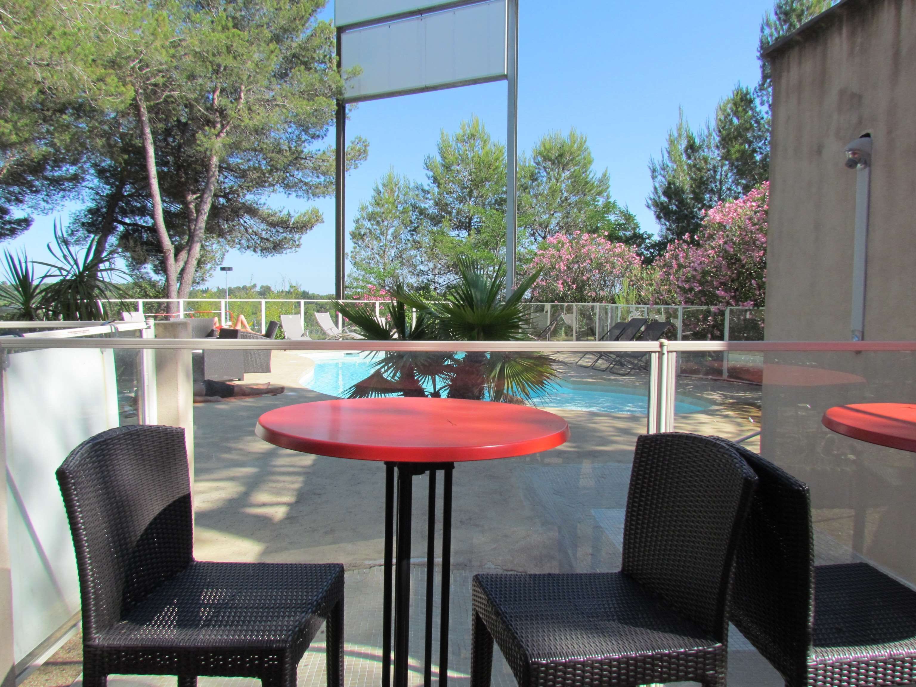 Een buitenzwembad en ligstoelen