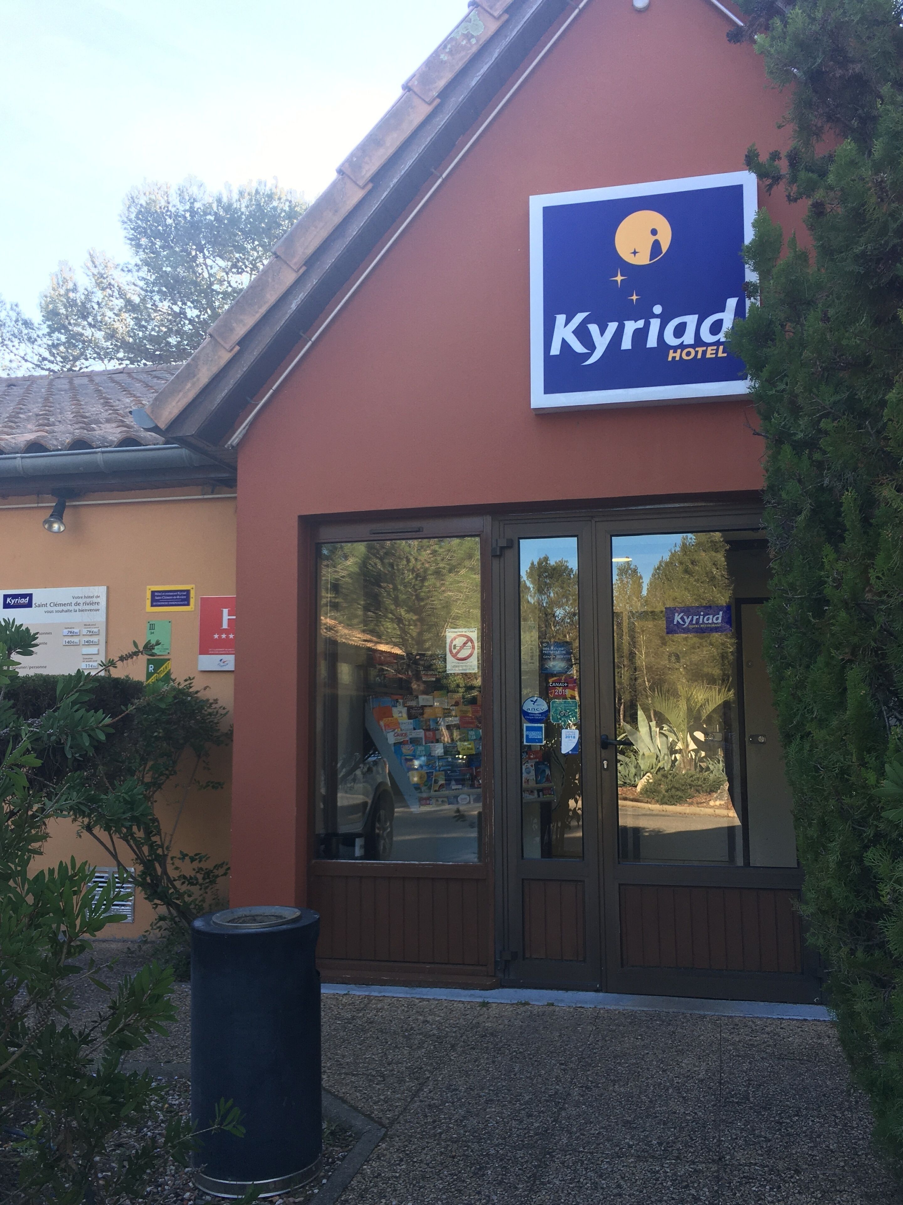 L’entrée d’un hôtel, avec une enseigne indiquant « Kyriad Hotel ».