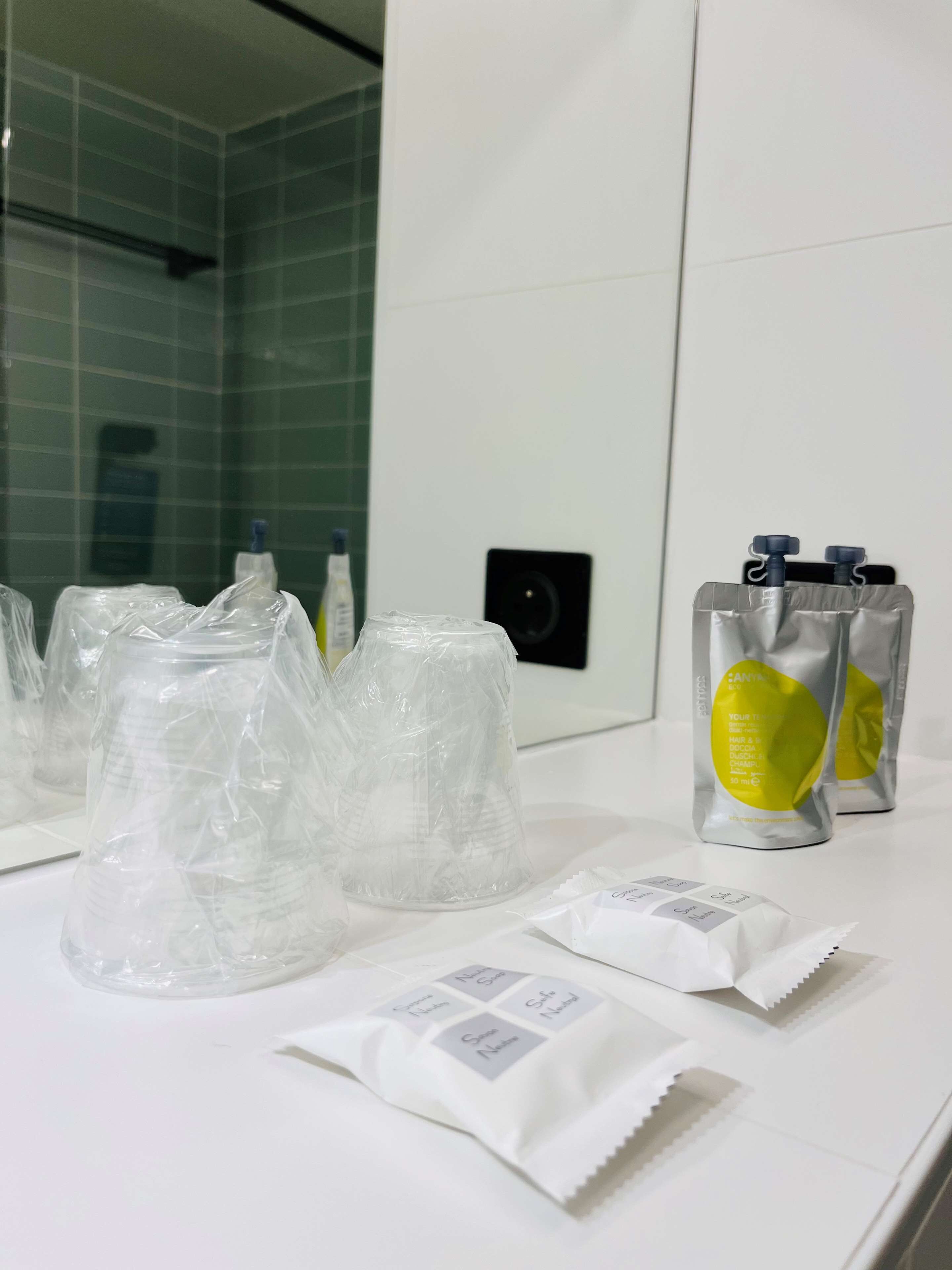 combined shower/bathtub, eco-friendly toiletries, hair dryer, towels