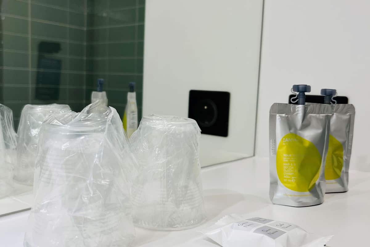 combined shower/bathtub, eco-friendly toiletries, hair dryer, towels