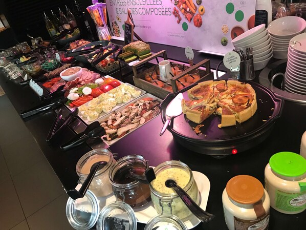 Se sirven desayunos, comidas y cenas