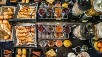 بوفيه فطور يوميًا بتكلفة قدرها (13.90 EUR للشخص)