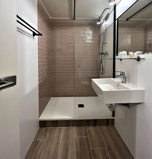Kombinasi shower/bathtub dan perlengkapan kamar mandi ramah lingkungan