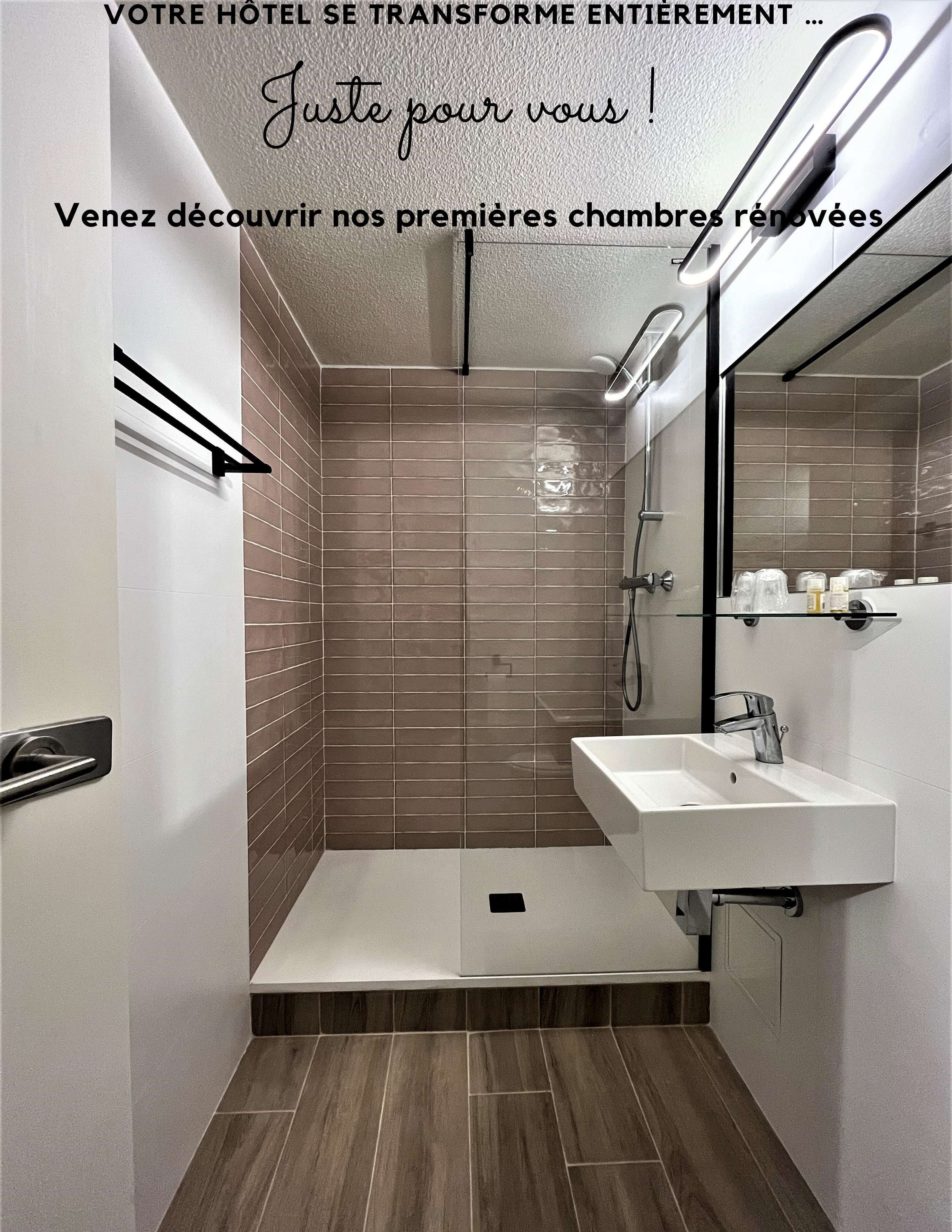 combined shower/bathtub, eco-friendly toiletries, hair dryer, towels