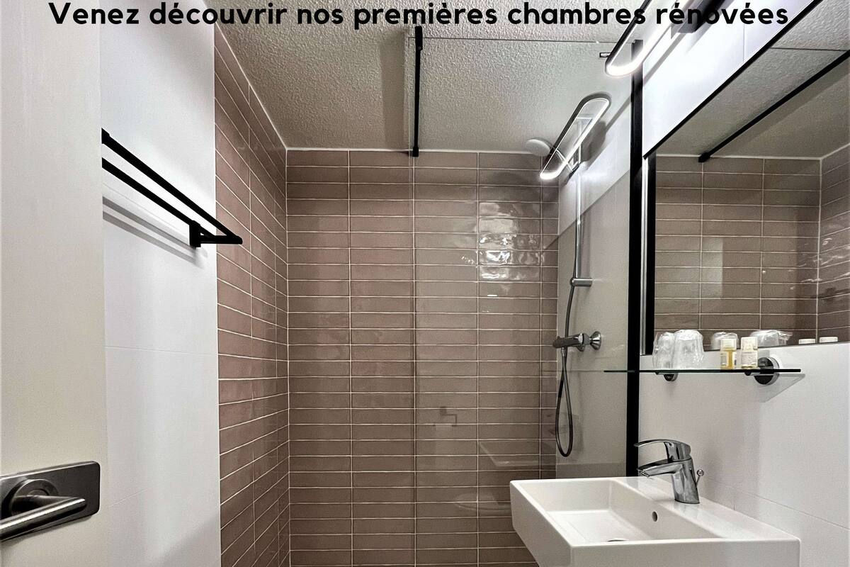 combined shower/bathtub, eco-friendly toiletries, hair dryer, towels