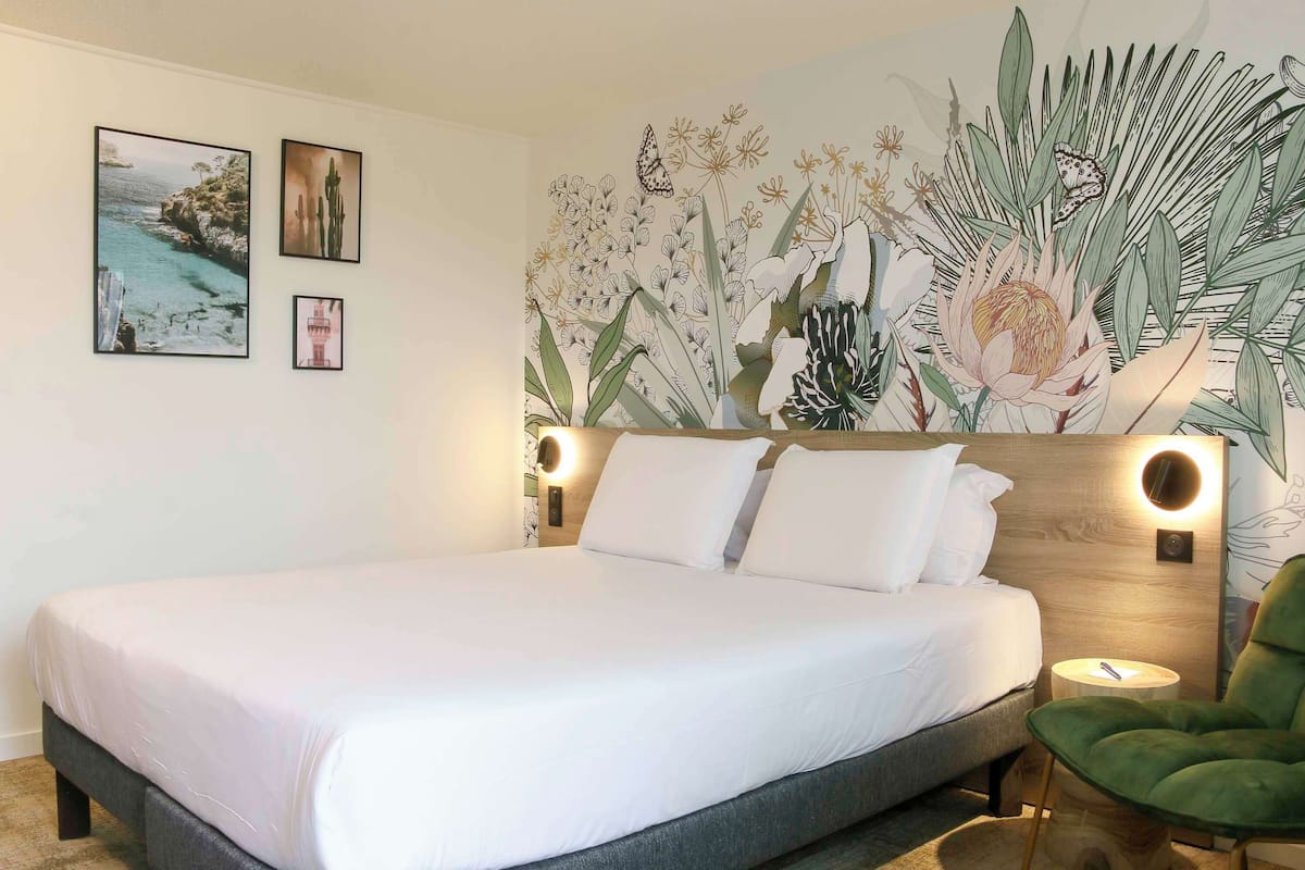 เครื่องนอนระดับพรีเมียม, เตียง Select Comfort, โต๊ะทำงาน