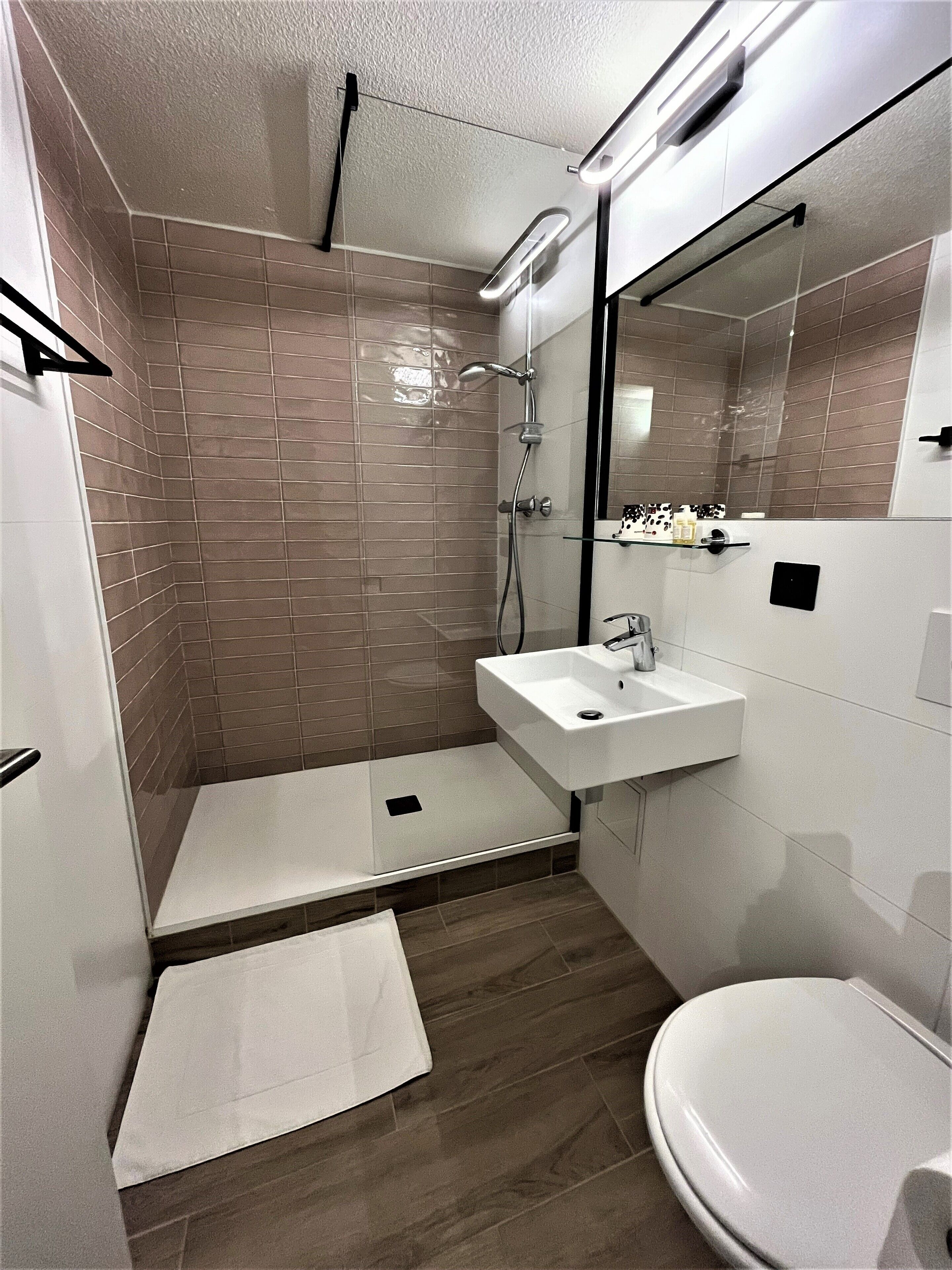 combined shower/bathtub, eco-friendly toiletries, hair dryer, towels