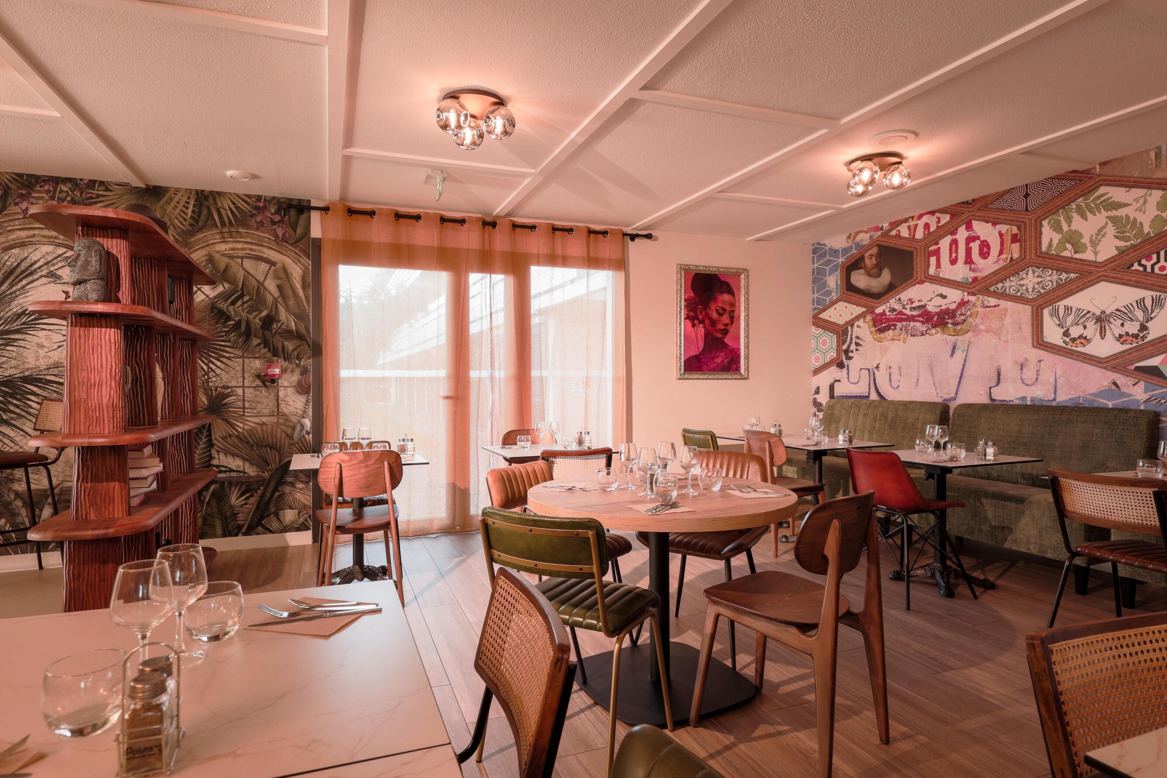 Breakfast, lunch and dinner served