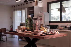 Desayuno buffet diario (EUR 13.90 por persona)