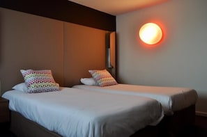 Standard Room, 2 Twin Beds | Desk, blackout drapes, soundproofing, free WiFi - Hotel Campanile Sete - Balaruc (Balaruc-le-Vieux)