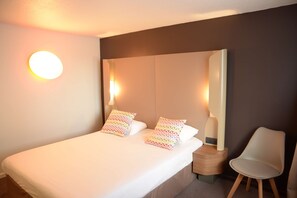 Desk, blackout drapes, soundproofing, free WiFi - Hotel Campanile Sete - Balaruc (Balaruc-le-Vieux)