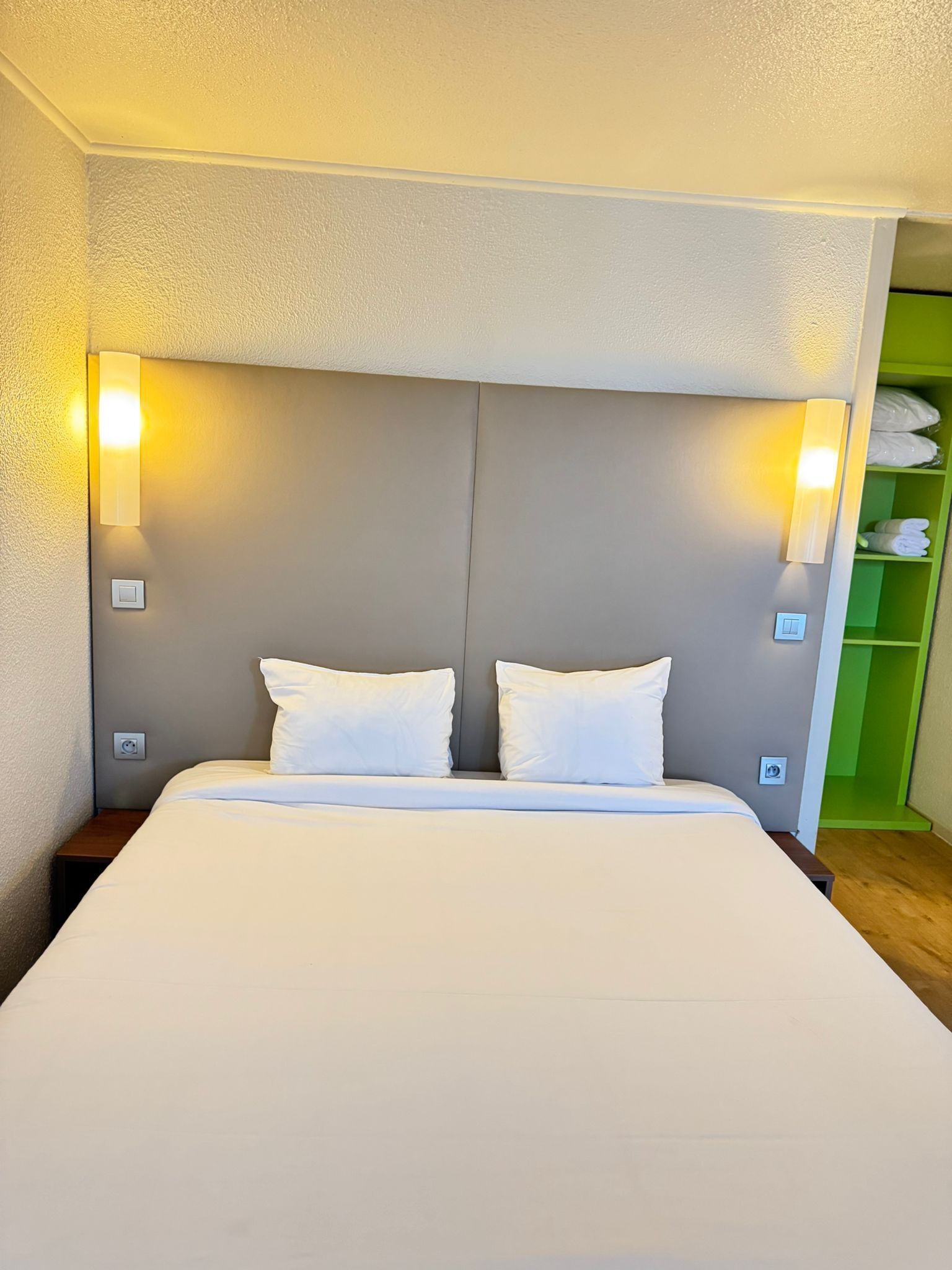 Escritorio, cortinas blackout, wifi gratis y ropa de cama 