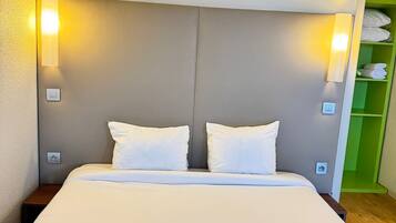 Escritorio, cortinas blackout, wifi gratis y ropa de cama
