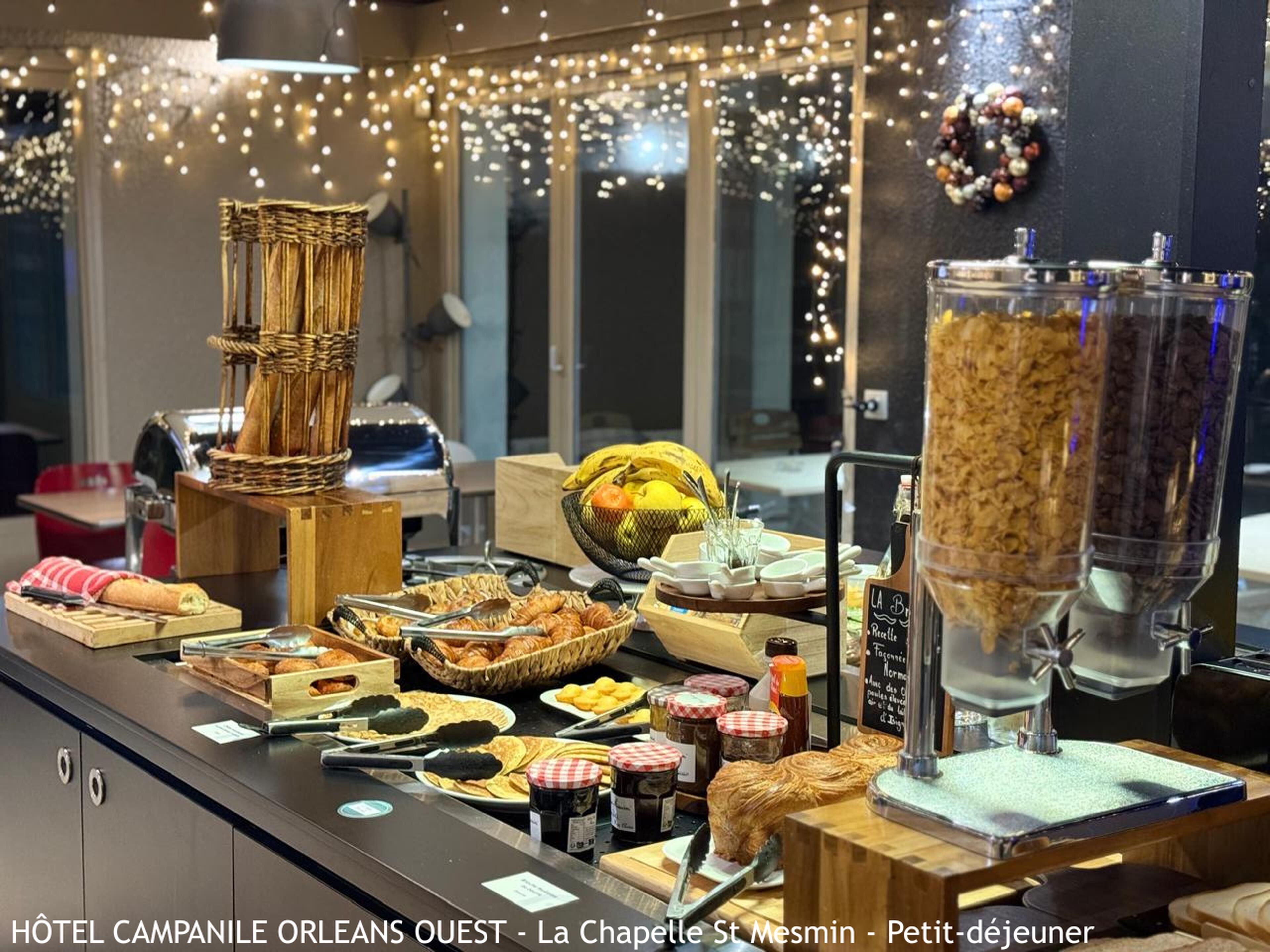 Petit déjeuner buffet (14.9 EUR par personne)