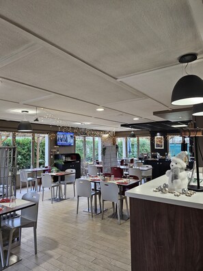 Breakfast, lunch, dinner served; French cuisine  - Hotel Campanile Orleans Ouest - La Chapelle St Mesmin (La Chapelle-Saint-Mesmin)