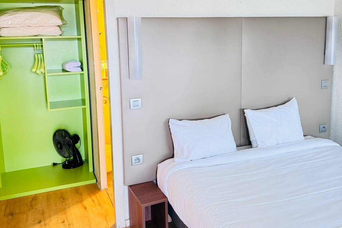 Habitación estándar, 1 cama matrimonial | Escritorio, cortinas blackout, wifi gratis y ropa de cama 