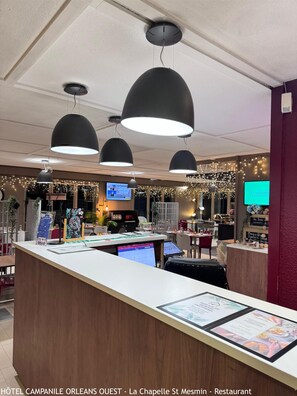 Breakfast, lunch, dinner served; French cuisine 