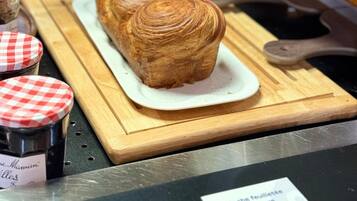 A bakery display with a sign reading 'LA Brioche' and a loaf of brioche bread on a wooden board.