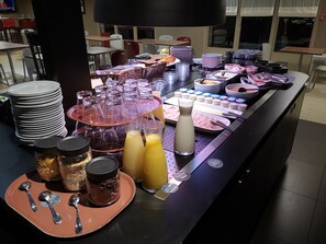 每日付費供應吃到飽自助式早餐
