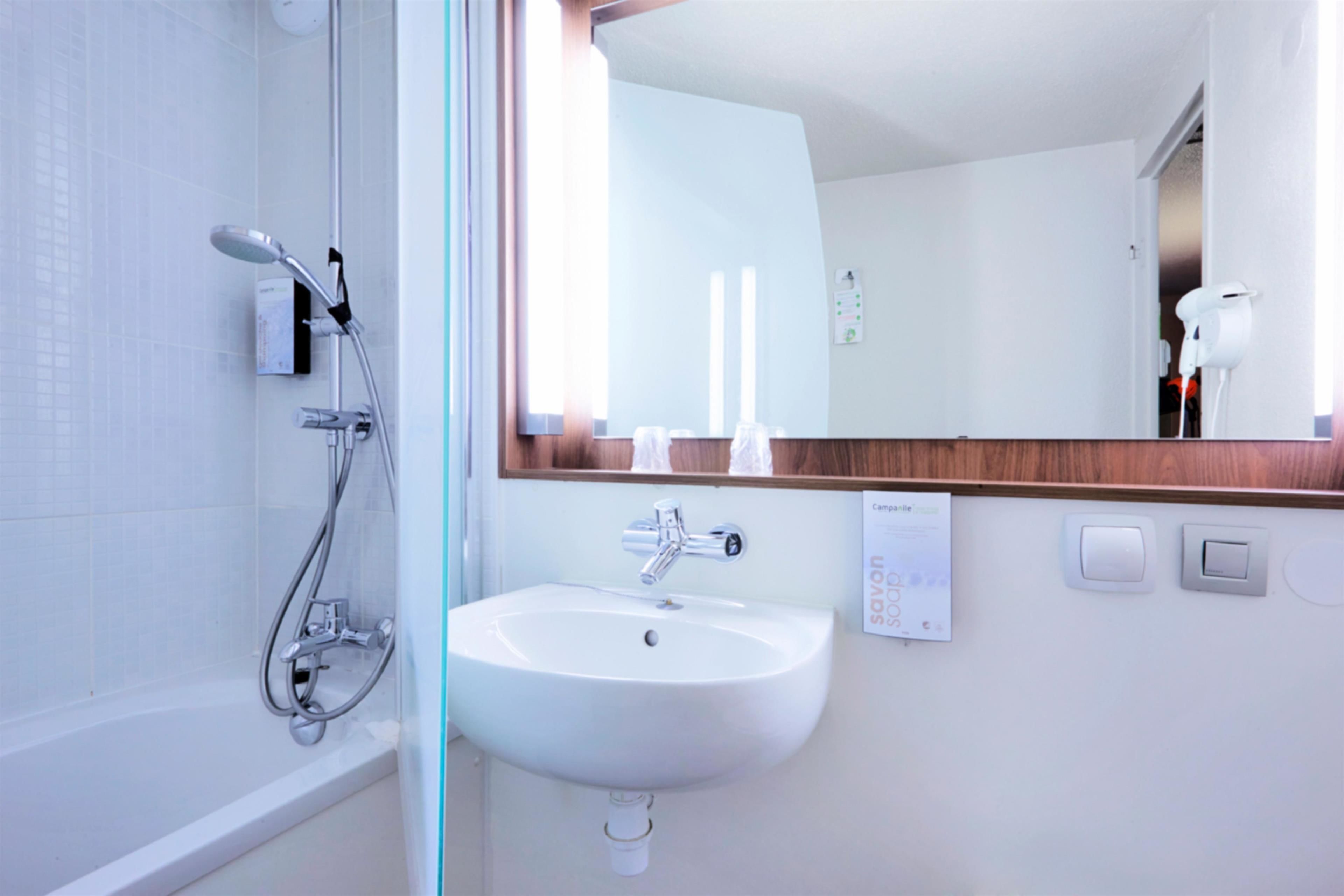Combined shower/tub, eco-friendly toiletries, towels