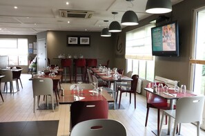 Breakfast, lunch, dinner served; French cuisine  - Campanile Annecy Cran Gevrier (Annecy)