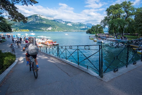 Extérieur. Campanile Annecy Cran Gevrier