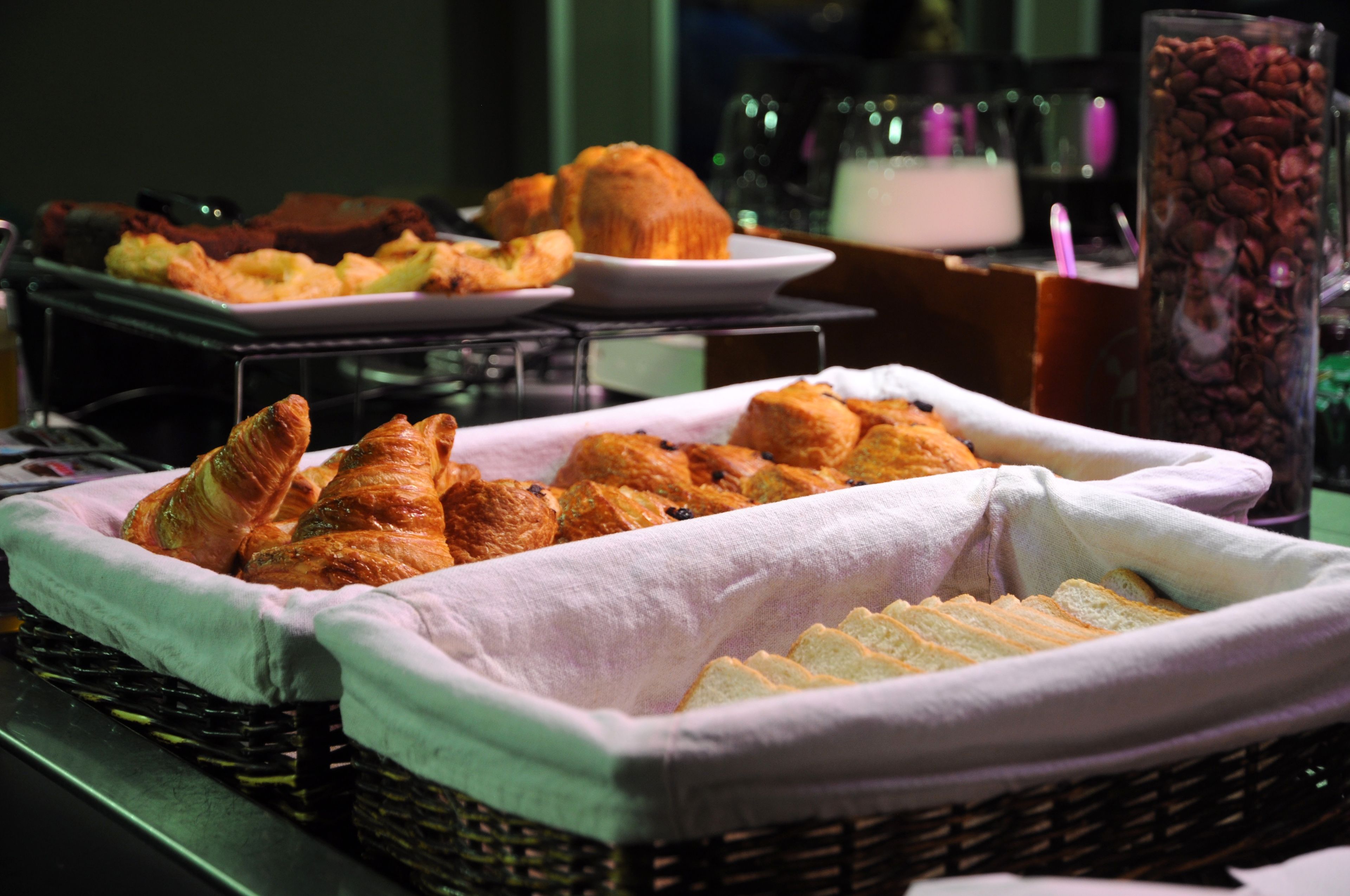 Ein Buffet mit verschiedenen Backwaren, darunter Croissants und Brot.