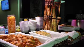 Ein Buffet mit verschiedenen Speisen, darunter Gebäck und Sandwiches.