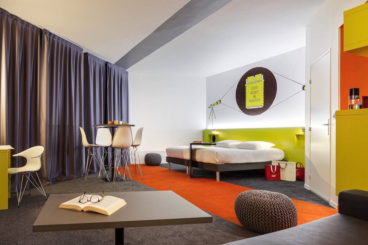 Suite familiar, varias camas (Standard) | Ropa de cama de alta calidad, minibar, caja fuerte y escritorio