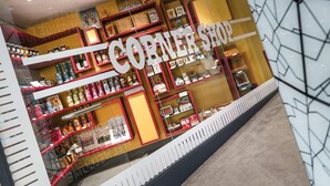Una tienda llamada 'Corner Shop' con estantes repletos de diversos artículos.