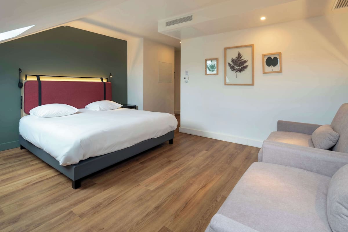 Room, Multiple Beds | Premium bedding, desk, laptop workspace, blackout drapes