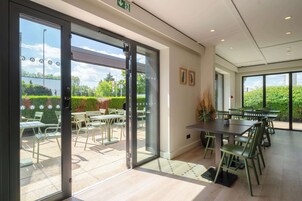 Desayuno a la carta diario (EUR 13.9 por persona)