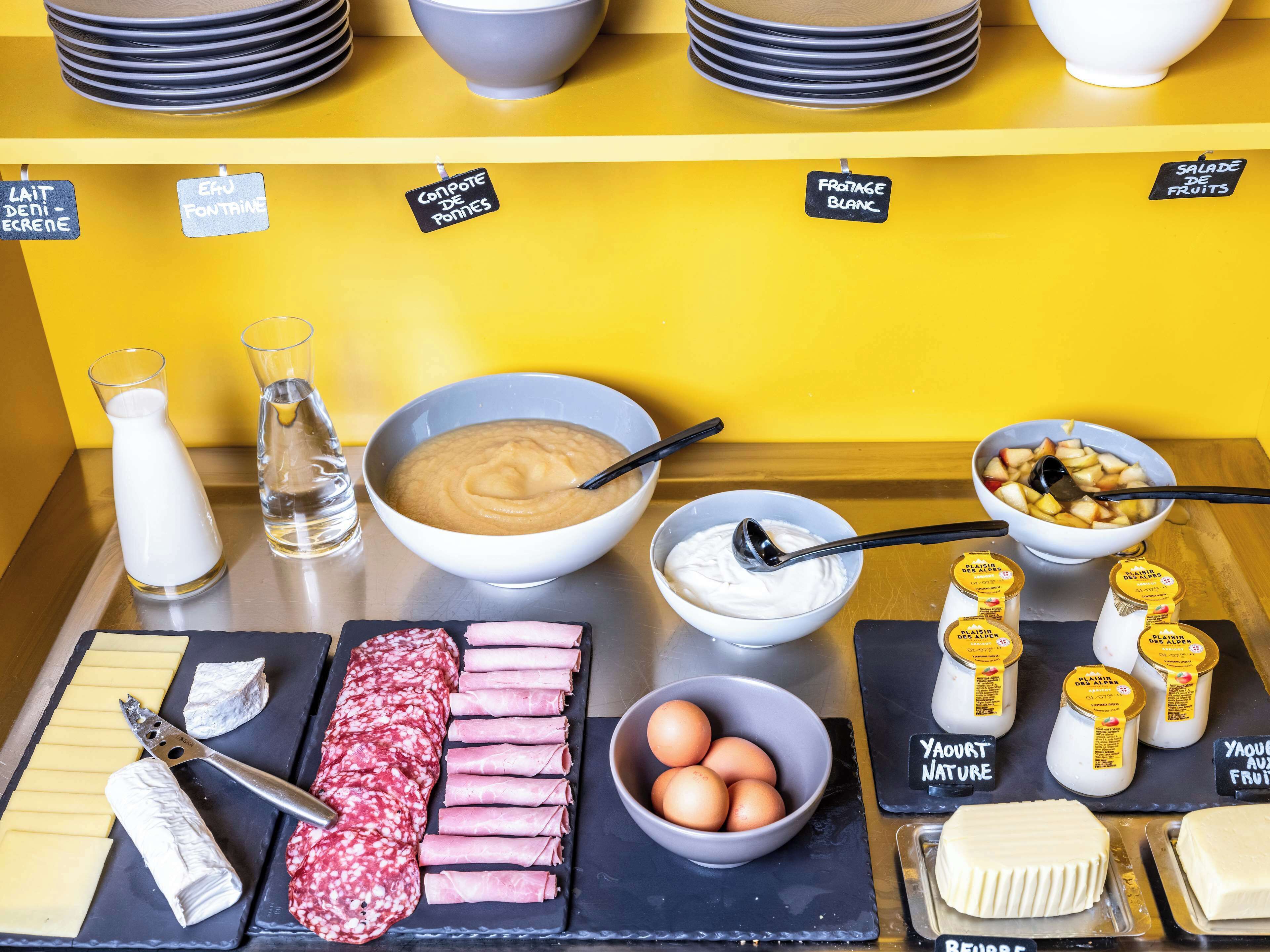Ein reichhaltiges Frühstücksbuffet mit verschiedenen Speisen und Beilagen.
