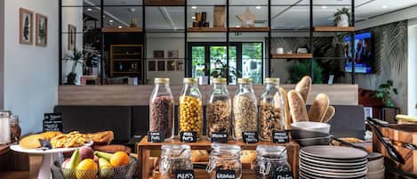 Daily cooked-to-order breakfast (EUR 13.9 per person)