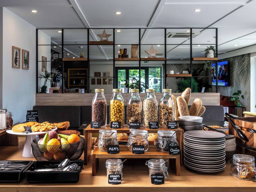 Daily cooked-to-order breakfast (EUR 13.9 per person)