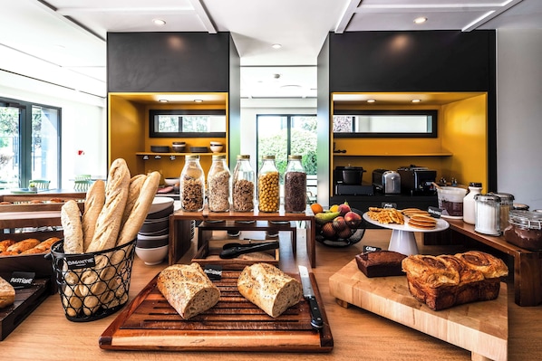 Daily cooked-to-order breakfast (EUR 13.9 per person)