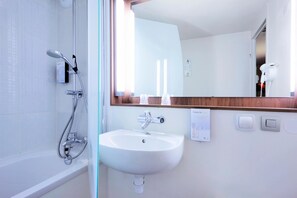 Combined shower/bathtub, eco-friendly toiletries, hair dryer, towels - Campanile Metz Est - Technopole (Metz)