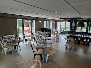 Der serveres morgenmad, frokost, aftensmad og franske retter