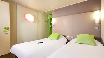 Habitación estándar, 2 camas individuales | Ropa de cama de alta calidad, escritorio y cortinas blackout