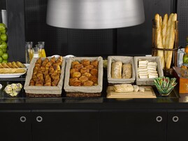 Desayuno buffet diario (EUR 13.9 por persona)