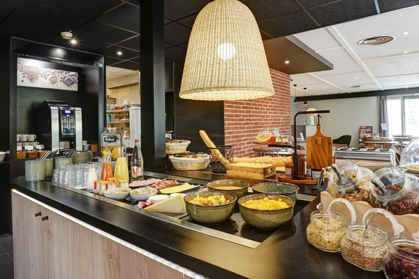 Daily buffet breakfast for a fee