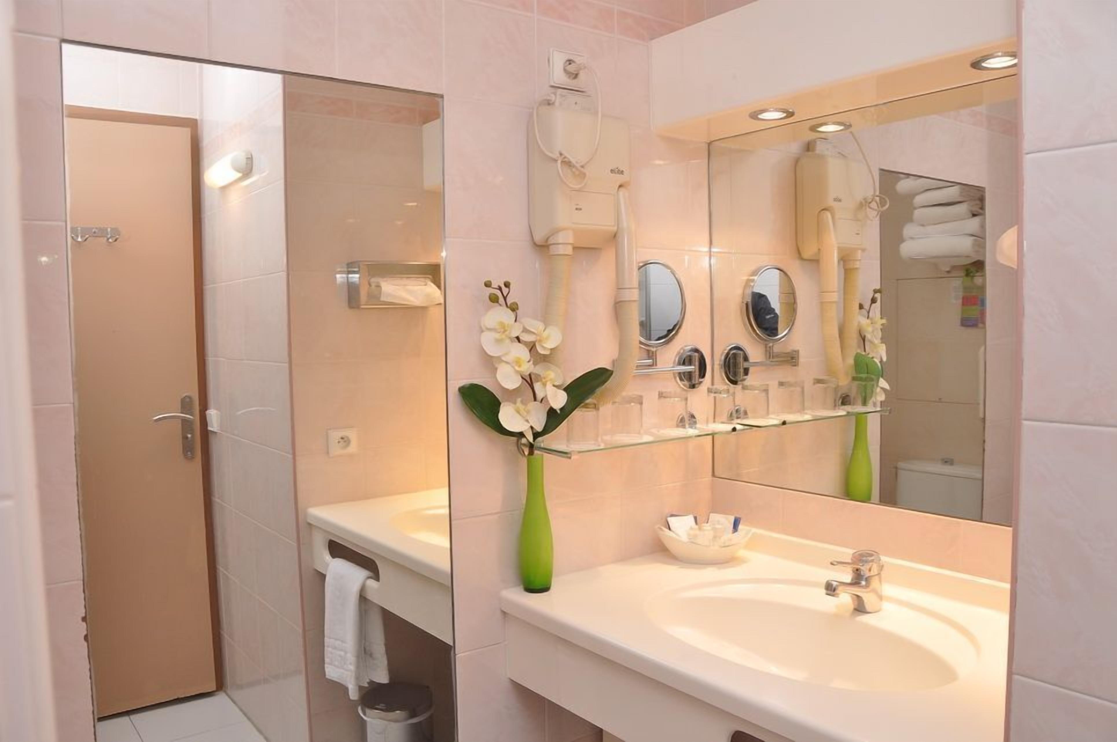 triple room, 3 single beds | bathroom | free toiletries, hair dryer, bidet, towels