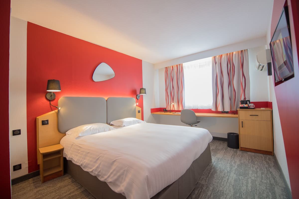 In-room safe, desk, soundproofing, free cribs/infant beds
